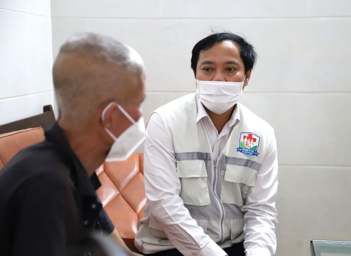 BS.CKII Nguyễn Quang Gấm – Giám đốc Trạm Y tế xã Hiệp Phước ân cần hỏi thăm sức khỏe trường hợp tiếp xúc gần đang được theo dõi. Ảnh: P.Thương.