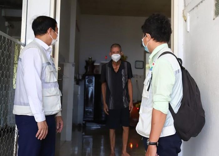 Các đội chăm sóc sức khỏe liên tục gắn với địa bàn dân cư đi từng ngõ, gõ từng nhà, không để sót trường hợp nào. Ảnh: P.Thương.