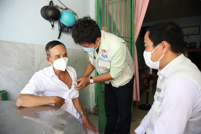 Đội chăm sóc sức khỏe liên tục gắn với địa bàn dân cư tại xã Hiệp Phước kiểm tra sức khoẻ cho người dân. Ảnh: P.Thương.