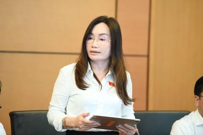ĐBQH Phạm Thu Xanh - Đoàn ĐBQH thành phố Hải Phòng phát biểu tại phiên thảo luận Tổ chiều 23/10. Ảnh: Như Ý