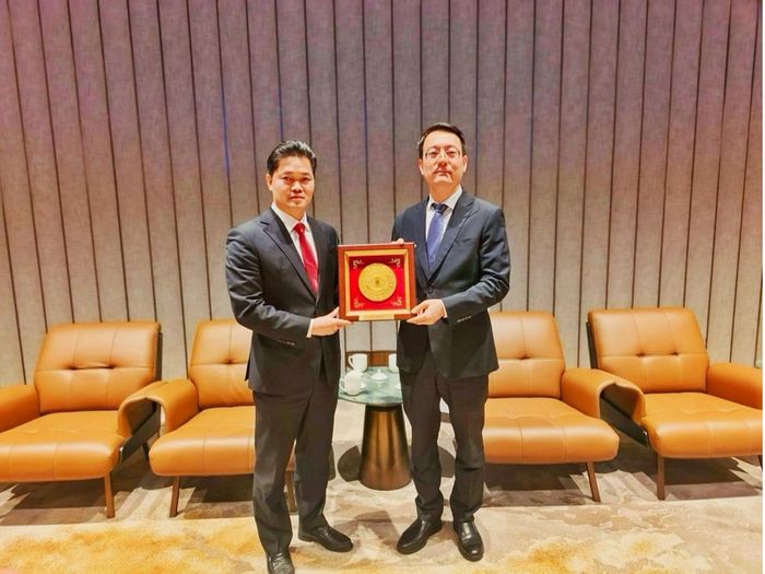 Ông Cố Cương- Thị trưởng Thành phố Trường Xuân gặp chào xã giao Thứ trưởng Thường trực Bộ Y tế Vũ Mạnh Hà tại thành phố Trường Xuân, tỉnh Cát Lâm. Ảnh: PV