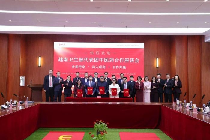 Thứ trưởng Thường trực Bộ Y tế Vũ Mạnh Hà chứng kiến ký kết hợp tác giữa Viện Dược liệu và một số doanh nghiệp của Việt Nam với Tập đoàn Bắc Dược. Ảnh: PV