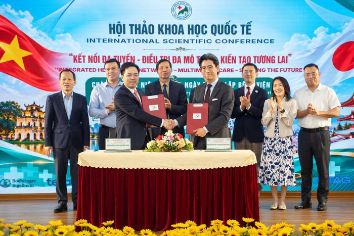 Phó Giám đốc Sở Y tế Hà Nội Trần Văn Chung và các đại biểu chứng kiến BVĐK Đức Giang và Bệnh viện Trung ương Saiseikai Tokyo ký kết Biên bản ghi nhớ hợp tác, tạo cơ sở thúc đẩy quan hệ hợp tác y tế giữa hai đơn vị.  Ảnh: Thuý Ninh