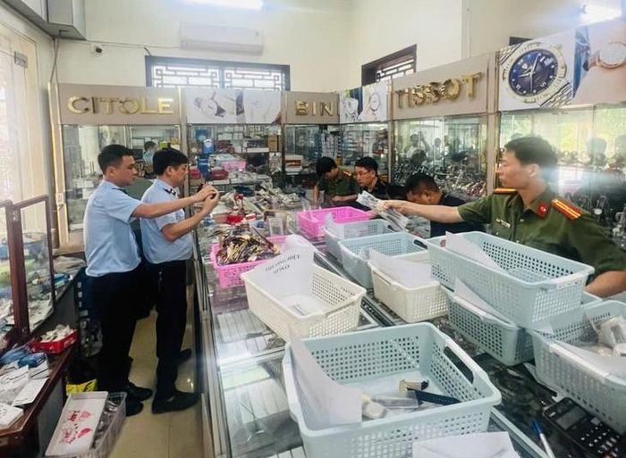 Lực lượng chức năng tiến hành kiểm tra cửa hàng do Phạm Văn Đương làm chủ. Ảnh: Cơ quan công an.