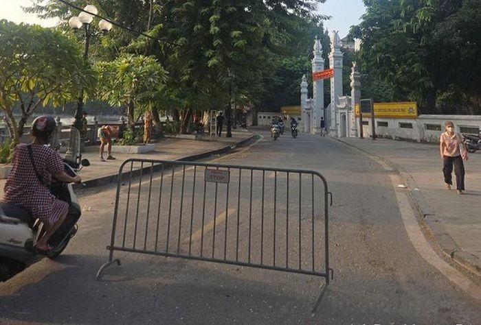 Barie cũng được bố trí để ngăn ô tô đi vào khu vực cổng trường trong giờ cao điểm. Ảnh: A.M.