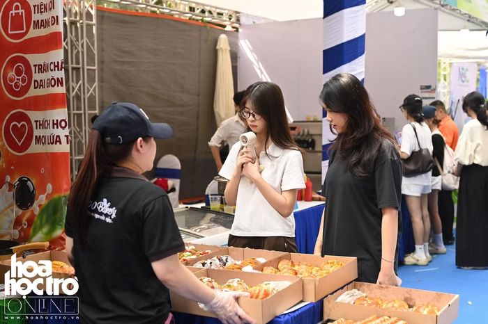 Gian hàng ẩm thực cuốn hút giới trẻ. - Ảnh: Ngọc Linh