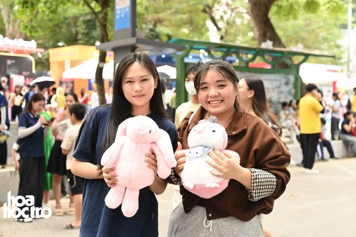 Minh Ngọc (bên trái) cùng bạn bè tham gia sự kiện và hạnh phúc khi được nhận quà về tay. - Ảnh: Ngọc Linh