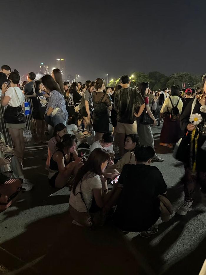 Dù không mua được vé, đông đảo V.I.P vẫn tập trung bên ngoài SVĐ (CAT 6) để "quẩy" cùng nhau.
