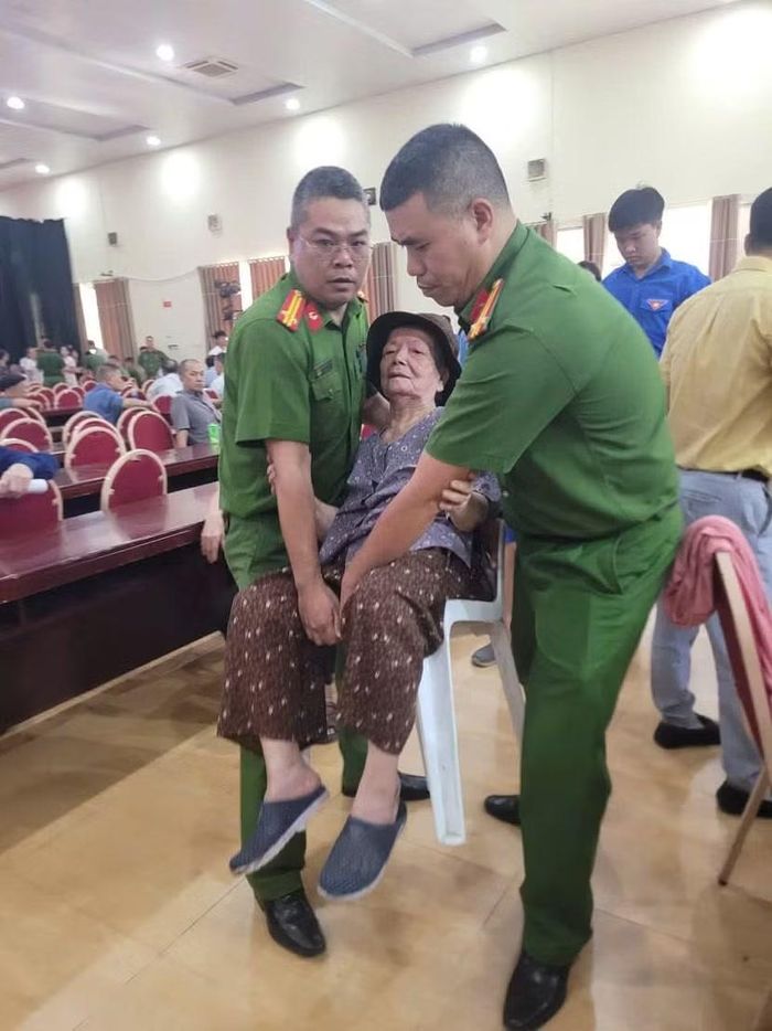 Công an phường Ngọc Hà giúp người dân đến điểm tiếp nhận
