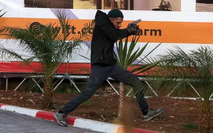 Quân đội Israel cho biết những tay súng được trang bị súng trường M16 và súng lục