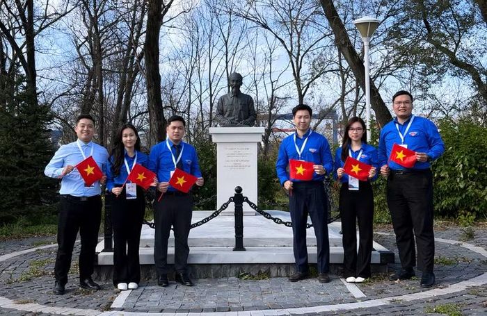 Đoàn đại biểu thanh niên Việt Nam tới thăm tượng đài Chủ tịch Hồ Chí Minh tại TP.Vladivostok