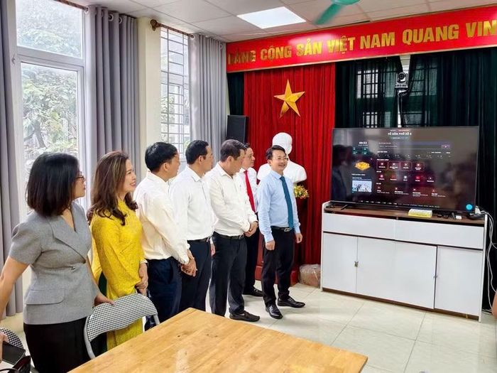 Các đại biểu tham quan Điểm thiết chế nhà văn hóa - Khu thể thao nhà văn hoá tổ dân phố số 4, phường﻿ Giảng Võ sau lễ ﻿ra mắt