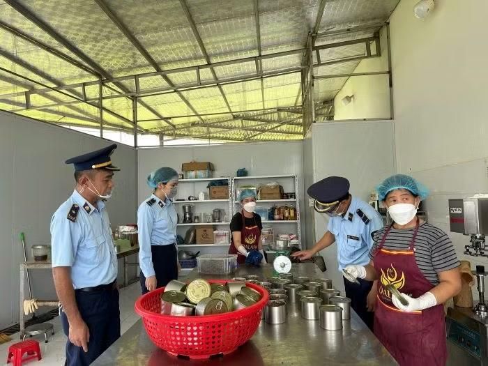 Đội QLTT số 7 kiểm tra cơ sở sản xuất khâu nhục trên địa bàn