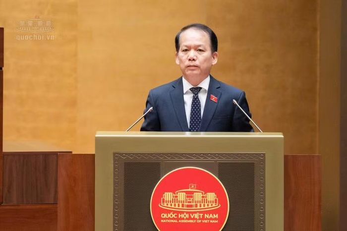Bộ trưởng Bộ Tư pháp Hoàng Thanh Tùng trình bày tờ trình