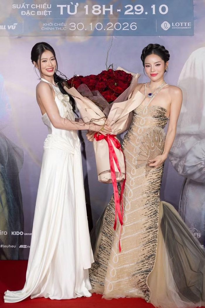 Hoa hậu Thiên Ân thể hiện sự thân thiết bên Kỳ Duyên. Trong dịp này, cả hai nàng hậu đều có phim cùng ra rạp
