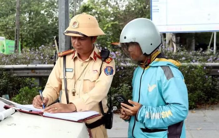 Cảnh sát xử phạt một tài xế xe máy vi phạm.