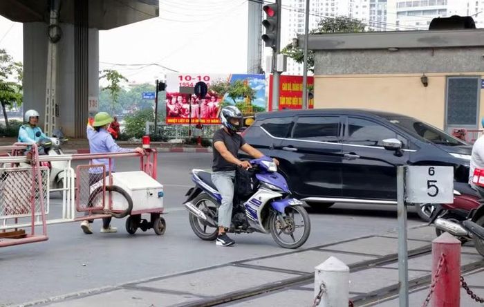 Nhiều lái xe vẫn cố tình vượt rào chắn