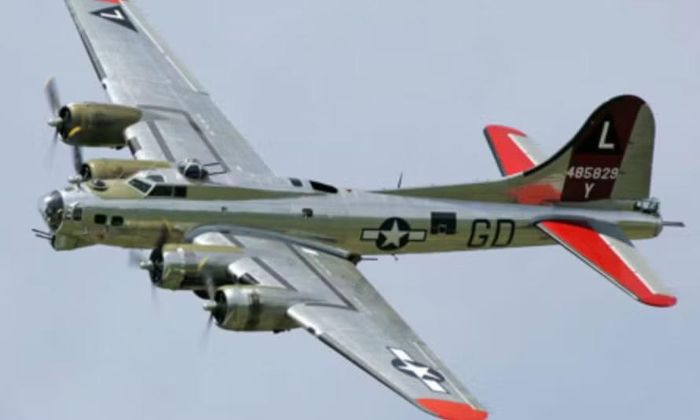 Oanh tạc cơ B-17 không biến mất ngay lập tức. Một số máy bay được cải biến thành phương tiện trinh sát, trong khi các biến thể SB-17 được sử dụng cho nhiệm vụ tìm kiếm cứu nạn. Những chiếc này được lắp radar và mang theo xuồng cứu sinh có thể thả xuống biển để hỗ trợ các tổ bay gặp nạn.