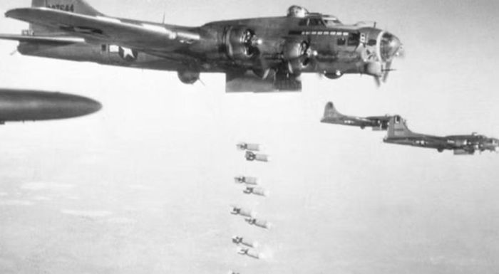 Một số oanh tạc cơ B-17 khác được sử dụng trong các chương trình thử nghiệm và nghiên cứu. Đây là cách một thiết kế ra đời từ giữa thập niên 1930 tiếp tục có ích ngay cả khi đã không còn phù hợp với vai trò oanh tạc cơ chiến lược chủ lực.