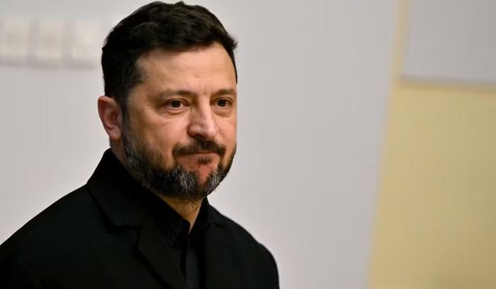 Tổng thống Volodymyr Zelensky gọi tình trạng trên là sự cố "bất ngờ rất khó chịu và nguy hiểm", khiến lực lượng Ukraine không thể bắn hạ số lượng nhất định máy bay không người lái (UAV) đối phương.