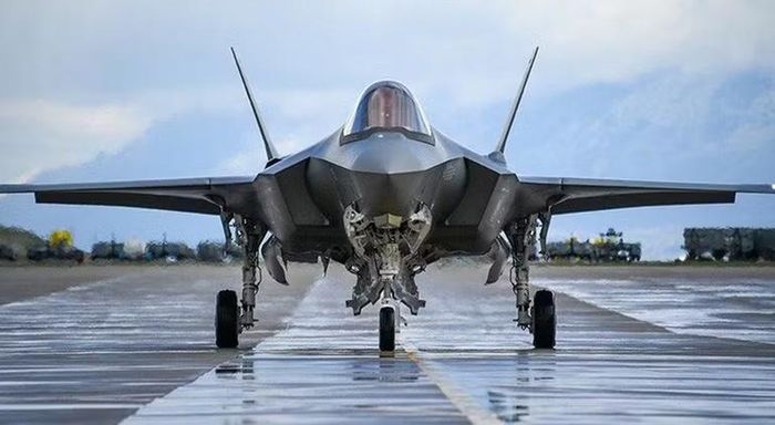 Dù Lầu Năm Góc không công bố chi tiết giá trị hợp đồng, tiêm kích tàng hình F-35 hiện gồm 3 biến thể với đơn giá 100 triệu USD mỗi chiếc.