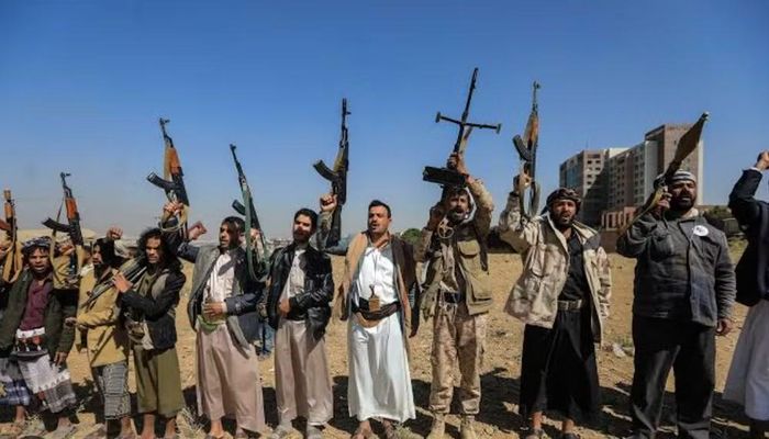 Trong tháng này, quân chính phủ Yemen phát động chiến dịch giành lại vùng đất gần eo biển Bab el-Mandeb, trong khi Houthi siết chặt siết vòng vây quanh thành phố Taiz, thành trì cuối cùng của các lực lượng chống Houthi ở vùng cao nguyên phía nam Yemen.