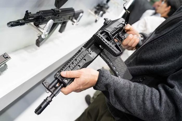 Dựa trên kinh nghiệm tạo ra các phiên bản nhỏ gọn AK-12K và AK-12SK, vốn được đánh giá cao về khả năng cơ động trong không gian hẹp, Tập đoàn Kalashnikov sẽ tiếp tục hoàn thiện vũ khí cá nhân này.