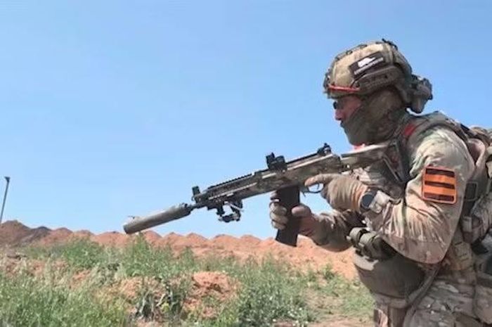 Thiết kế đơn giản hóa đã làm cho AK-12 gần như không thể phá hủy, giống như những "tiền nhiệm" AKM và AK-74, đồng thời vẫn giữ được tất cả ưu điểm của một nền tảng hiện đại như ray Picatinny, báng súng có thể điều chỉnh và cần chọn chế độ bắn thuận cả hai tay.