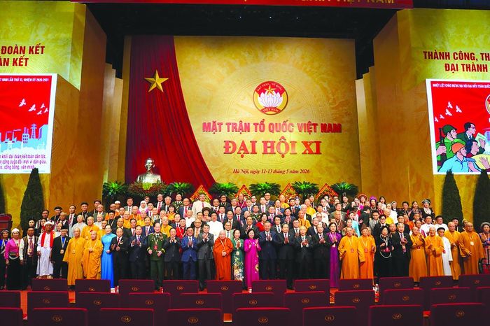 Tổng Bí thư, Chủ tịch nước Tô Lâm chụp ảnh lưu niệm cùng đại biểu thuộc các tôn giáo tại Đại hội XI MTTQ Việt Nam.