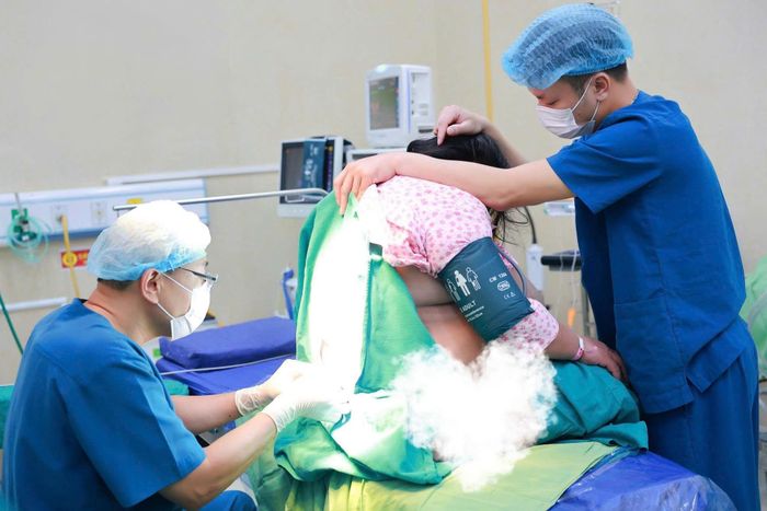 Sản phụ 150 kg, huyết áp 160/100 mmHg, mang thai nhi nặng 5,4 kg trong tình trạng đa ối nặng.