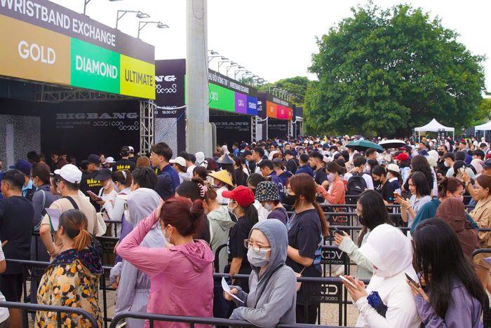 Khán giả đổi vòng tham gia concert BIGBANG tại Sân vận động Mỹ Đình. Ảnh: BTC.