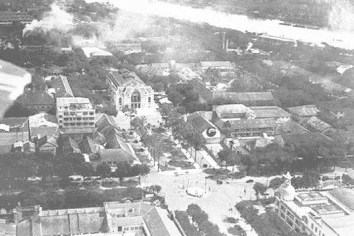  Đường Lê Lợi trước Nhà hát Lớn năm 1932. 