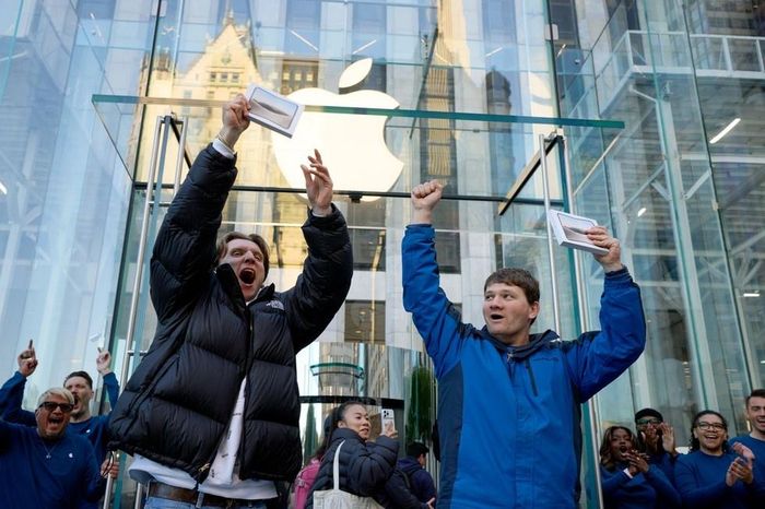 Từ Mỹ tới Trung Quốc, nhiều khách hàng thích thú khi sở hữu chiếc iPhone Duo. Ảnh: Newsroom.