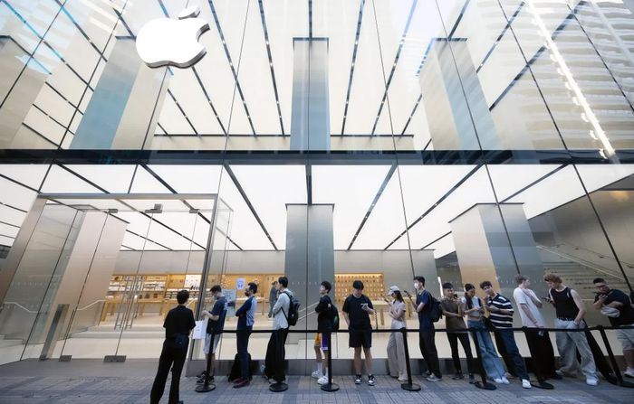 Khách hàng mua iPhone Duo tại các cửa hàng Apple ở Singapore, Hong Kong. Ảnh: Bloomberg, Straits Times.