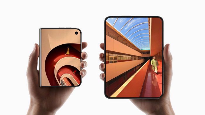 Khi đóng lại, iPhone Duo có thể hoạt động như một chiếc iPhone thông thường. Ảnh: Apple.