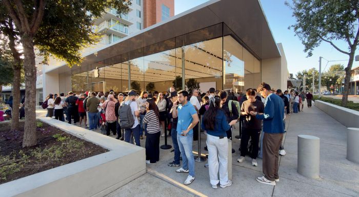 CEO John Ternus chào đón khách hàng khi tới cửa hàng Apple Store Domain Northside ở Austin. Ảnh: CBS, Newsroom.
