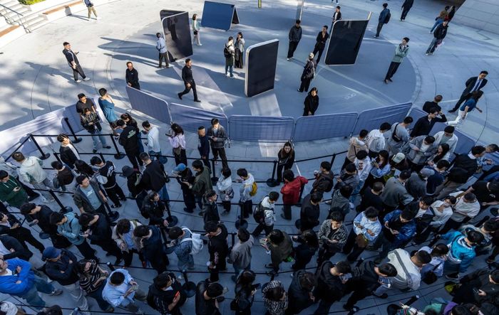 Những khách hàng Thượng Hải đầu tiên mua iPhone Duo ngày 23/10. Ảnh: Bloomberg, Reuters.