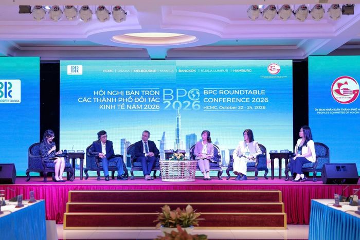  Các diễn giả chia sẻ trong phiên thảo luận "Hỗ trợ khởi nghiệp sáng tạo và doanh nghiệp nhỏ và vừa (SMEs): Hợp tác quốc tế". Ảnh: BTC.