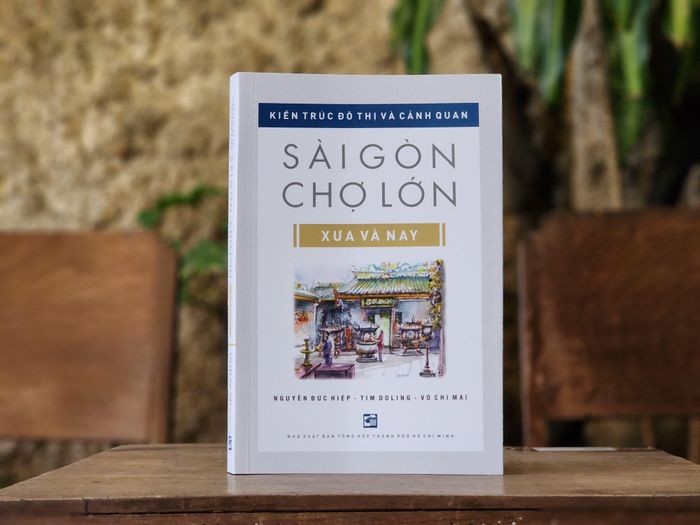  Sách Kiến trúc đô thị và cảnh quan Sài Gòn - Chợ Lớn xưa và nay của TS Nguyễn Đức Hiệp, Tim Doling, Võ Chi Mai. Ảnh: NXB Tổng hợp TP.HCM. 