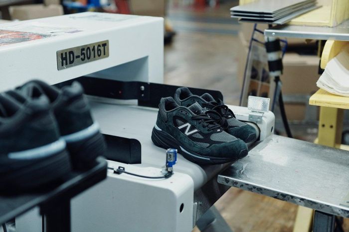 Mẫu 990v7 màu đen vừa hoàn thiện tại dây chuyền sản xuất.