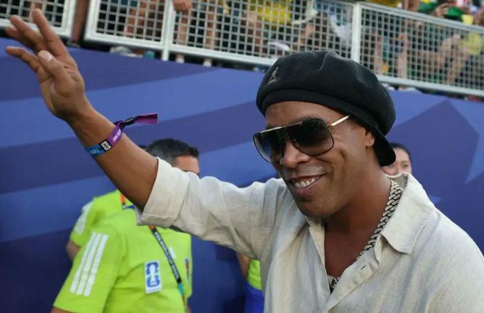 Ronaldinho gây chú ý khi tái xuất sân cỏ ở tuổi 46.