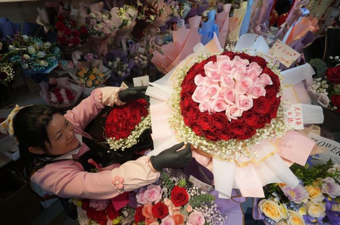  Trong lễ Thất Tịch, việc tặng người yêu 99 bông hồng tượng trưng cho tình yêu vĩnh cửu. Ảnh: Sam Tsang. 