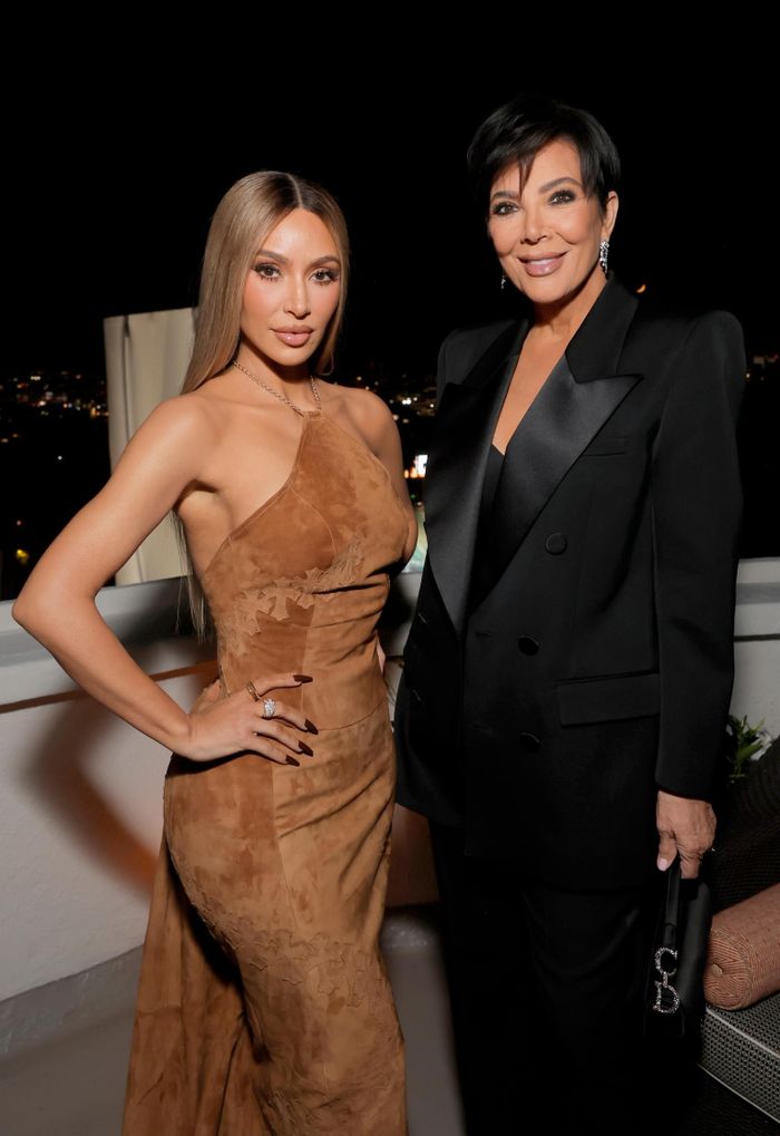 Kim Kardashian (bên trái) và mẹ. Ảnh: GQ.