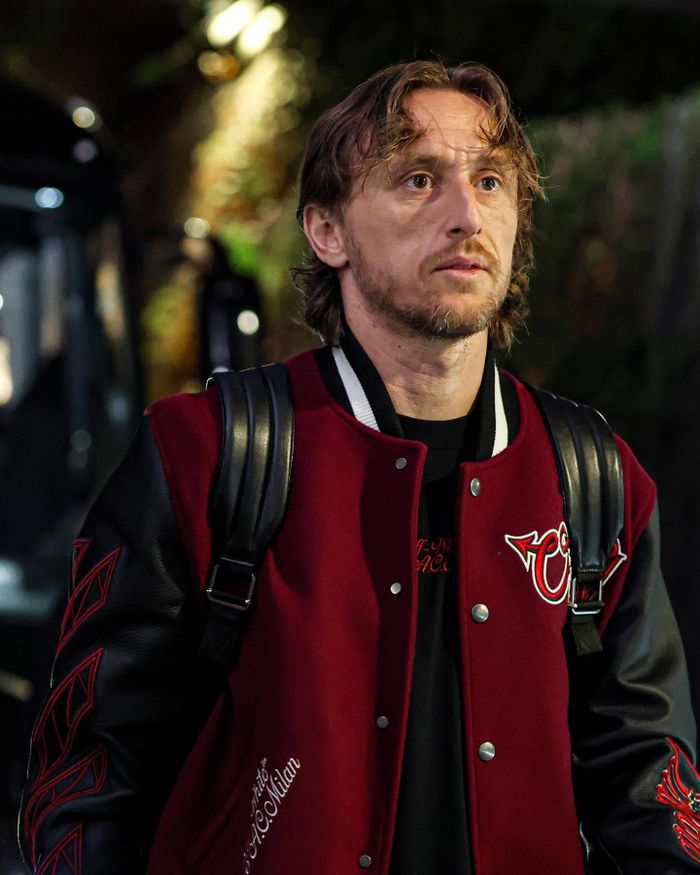 Chất liệu da Giorgio Armani thiết kế cho Juventus và mẫu áo hợp tác của AC Milan với Off-White. Ảnh: Giorgio Armani; AC Milan.