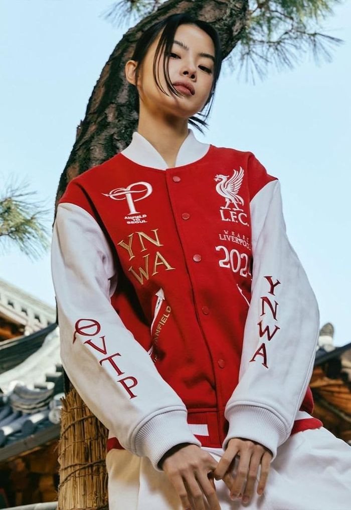 PSG ra mắt áo varsity thuộc bộ sưu tập Jordan Wings (bên trái) và áo varsity dành cho Liverpool của thương hiệu Hàn Quốc. Ảnh: PSG; Over the pitch.