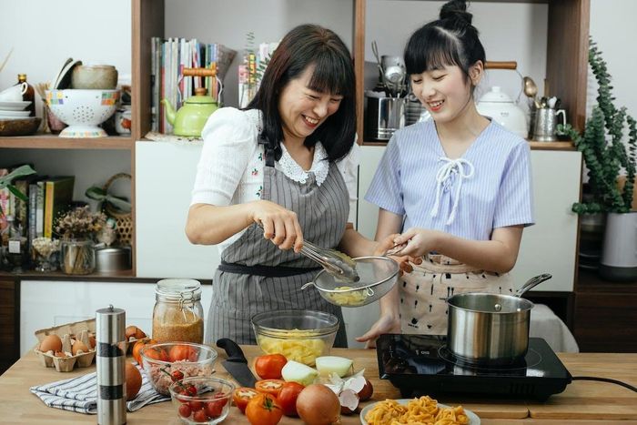  Cha mẹ cần lưu ý cách giao tiếp để thu hẹp khoảng cách với con ở tuổi dậy thì. Ảnh: Pexels.