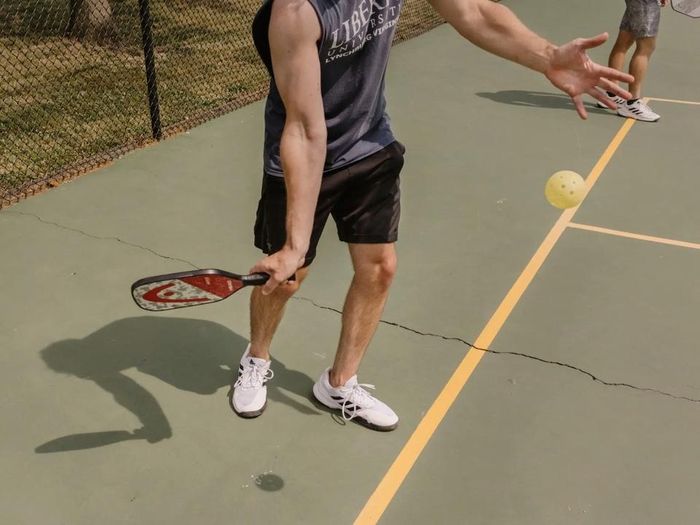  Pickleball là sự kết hợp của tennis, cầu lông, bóng bàn, tạo nên một môn thể thao hấp dẫn. Ảnh minh họa: The New York Times. 