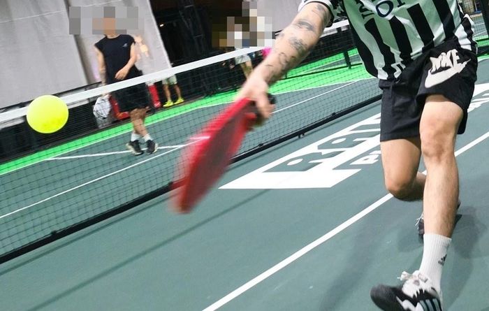  Nhiều người chỉ đi khám khi đầu gối đau dai dẳng sau thời gian chơi pickleball. Ảnh: Phương Lâm. 