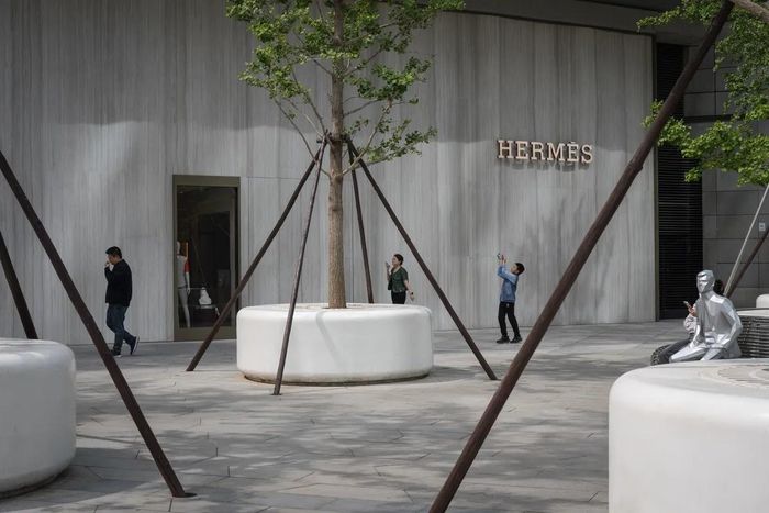 Một cửa hàng Hermès ở Bắc Kinh (Trung Quốc). Ảnh: Na Bian/Bloomberg.