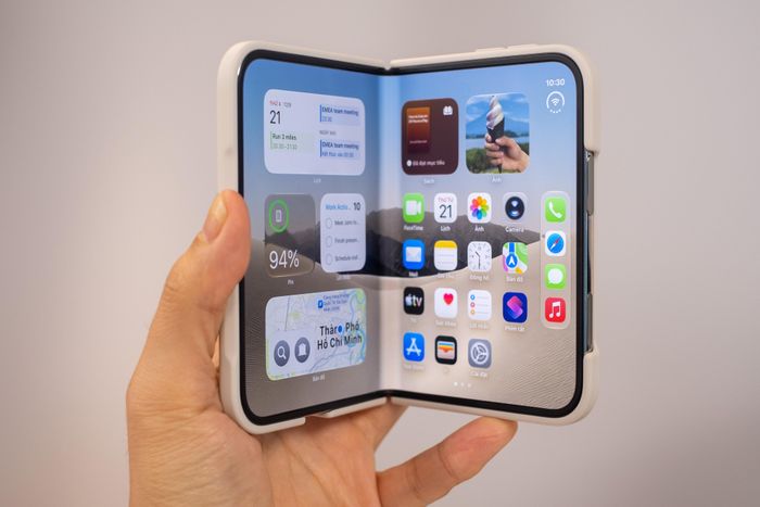 Với lựa chọn rẻ hơn là ốp nhựa từ Apple, máy sẽ được bảo vệ phần viền. Tuy nhiên, người dùng sẽ cần bóc một miếng dán để ốp gắn vào máy chắc hơn. Loại ốp này cũng không có phần bảo vệ màn hình ngoài.